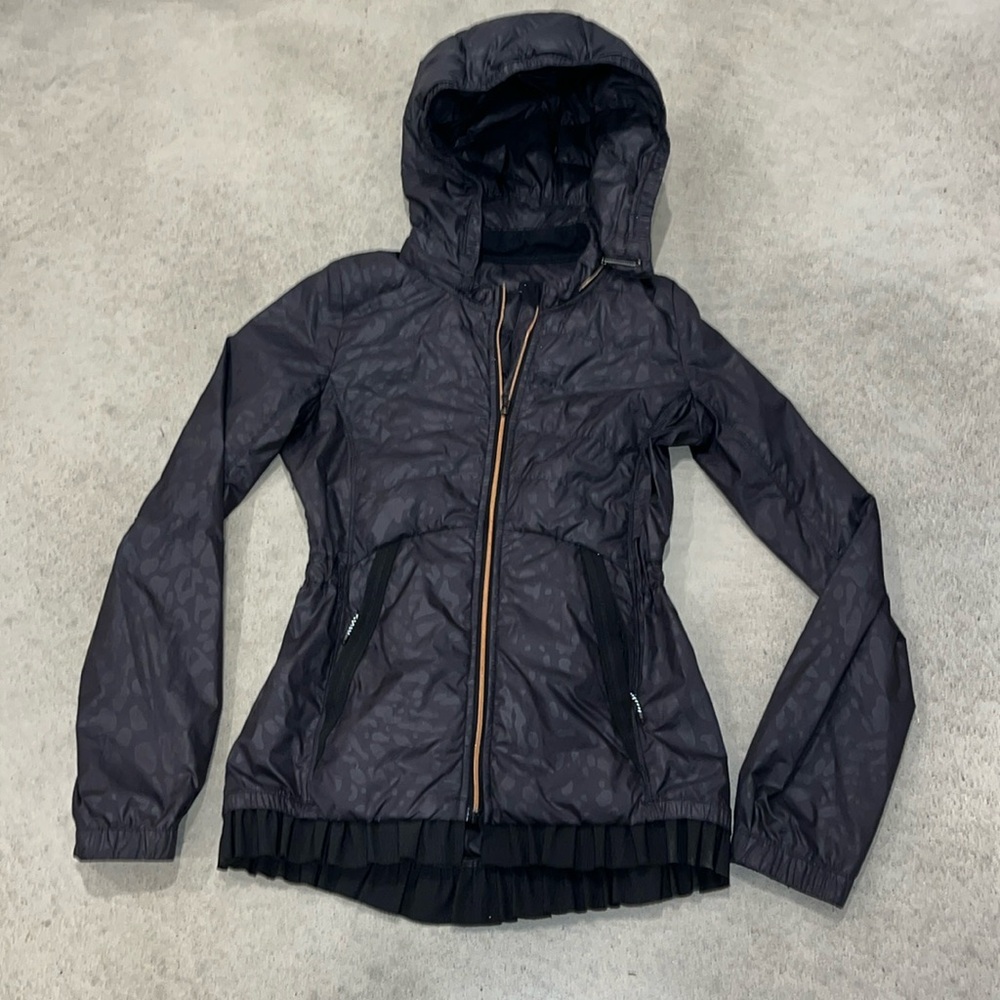 Lululemon Spring Fling Puffy Jacket Coat Size 4 Black Animal Print Camo